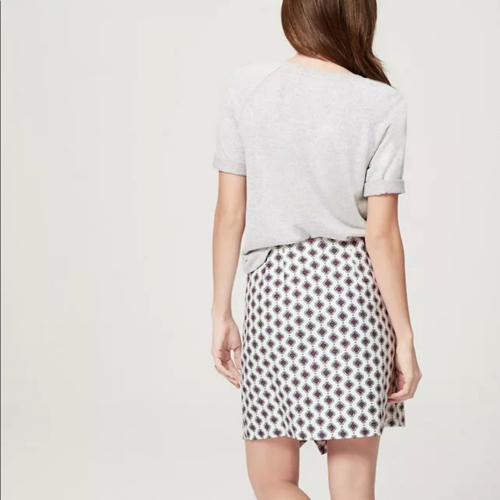 ๐HOSTPICK๐LOFT Asymmetrical Medallion Wrap Skirt - Picture 4 of 8